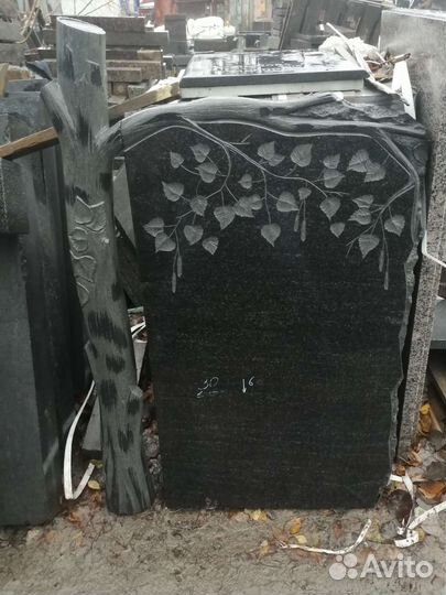 Памятники на Ириновском