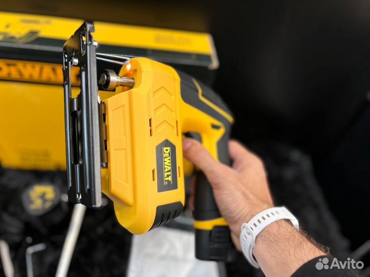 Лобзик Dewalt аккумуляторный 12В, 2200 об/мин