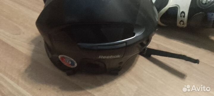 Коньки и шлем