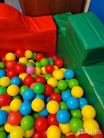 Сухой бассейн с шариками и горкой