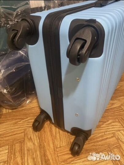 Чемодан на колесах средний М+