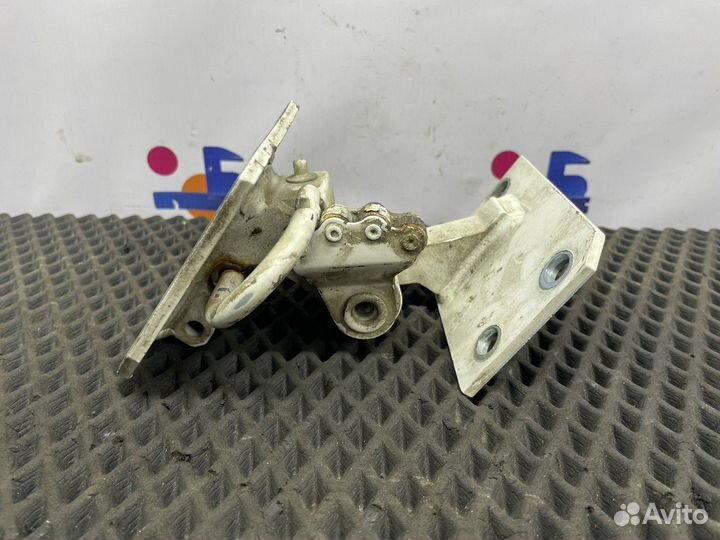 81626906050 Петля двери правая