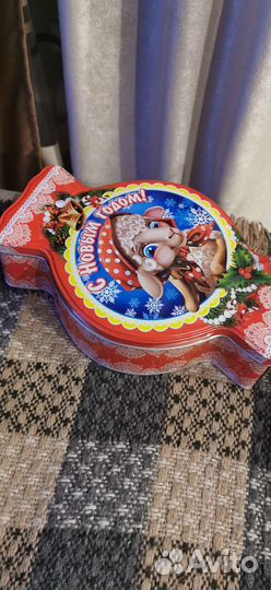 Жестяная коробка новогодняя