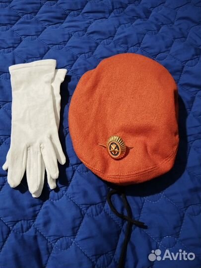 Берет, перчатки, кокарда