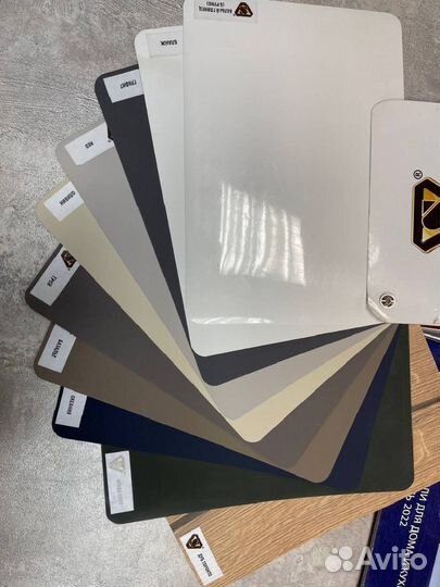 Кухня в потолок бежевая