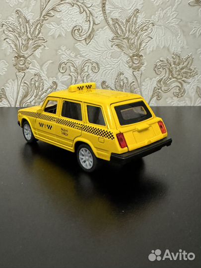 Игрушечная машинка