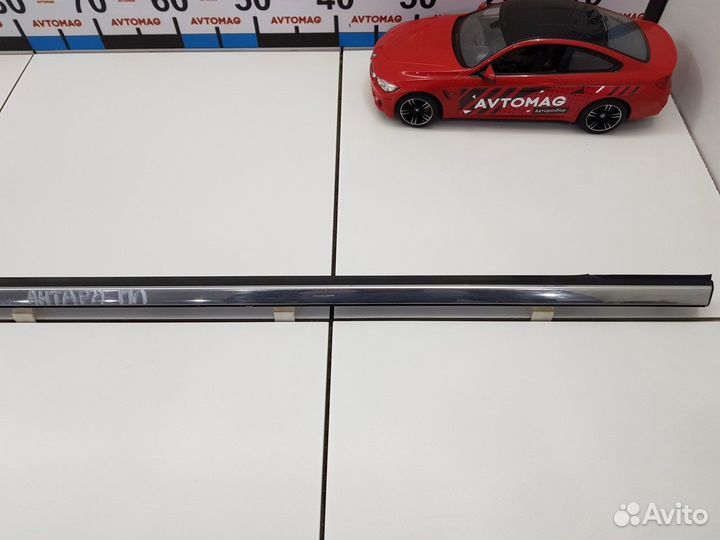 Молдинг стекла верхний передний левый