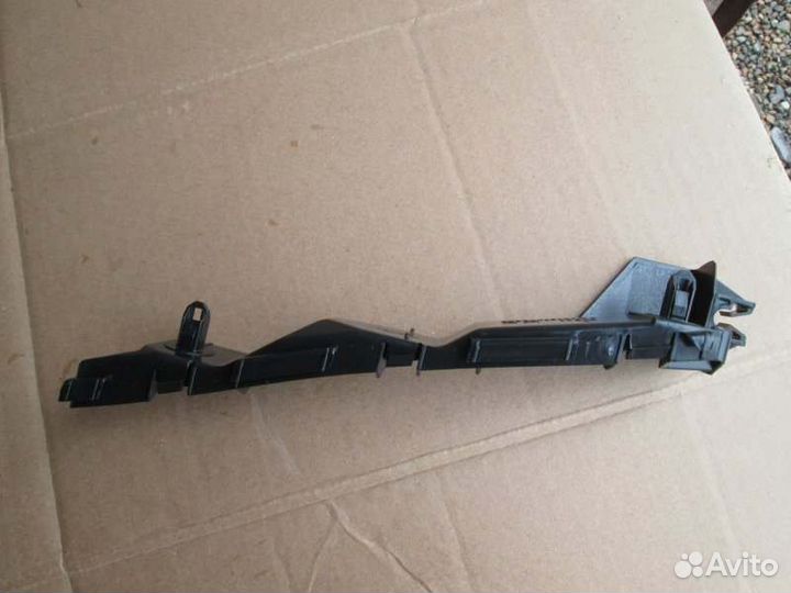 Крепление бампера переднее правое Toyota Avensis