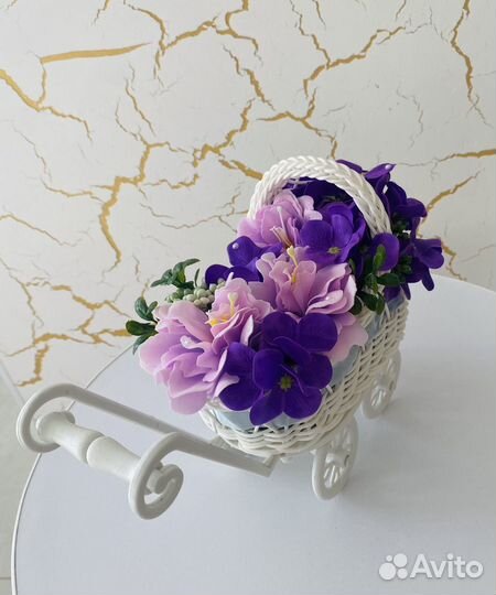 Композиция Коляска с цветами