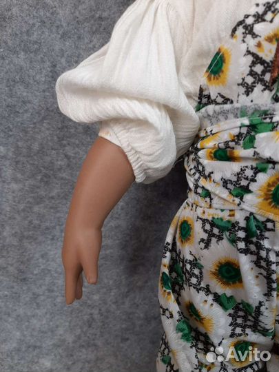 Кукла фарфоровая мулатка