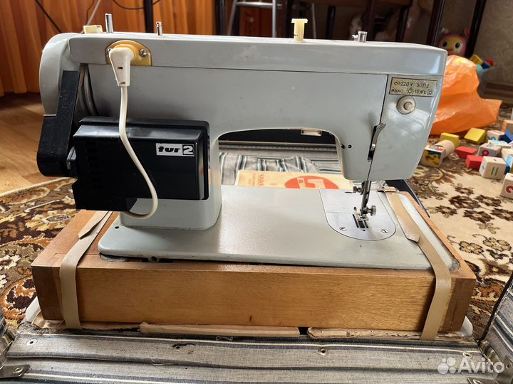 Швейная машина ножная с приводом Чайка 3