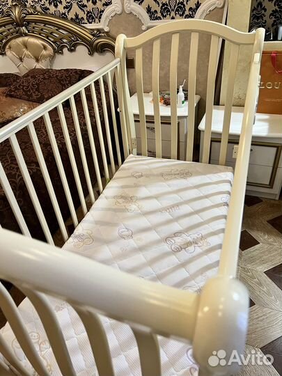 Детская кроватка с маятником