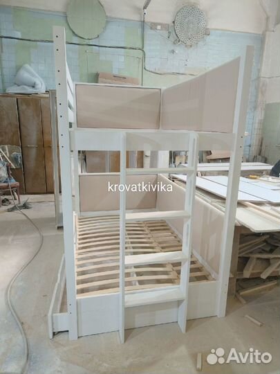 Двухъярусная детская кровать с мягкими спинками