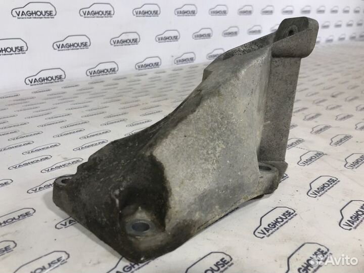 Кронштейн двигателя левый Volkswagen Passat B5+ 1