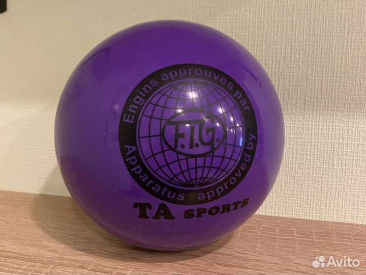 Чешки и мяч для художественной гимнастики