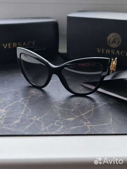 Солнцезащитные очки versace