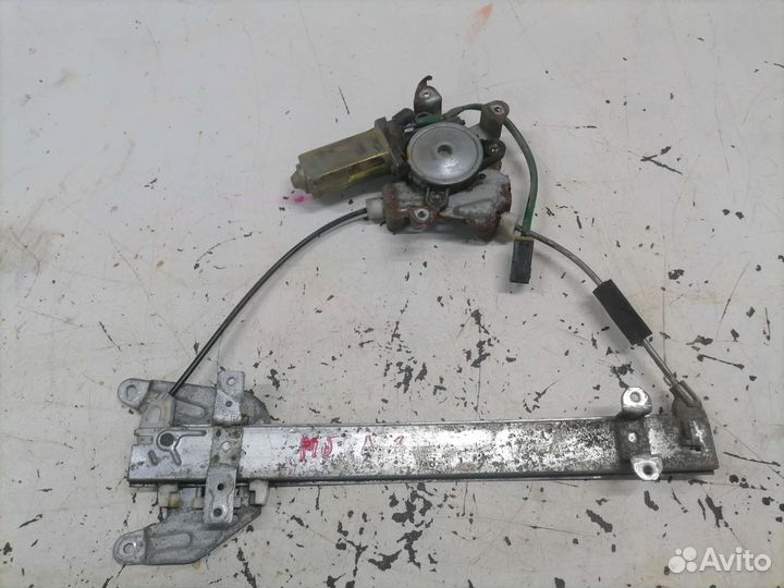 Задний левый стеклоподъемник Nissan Bluebird 14