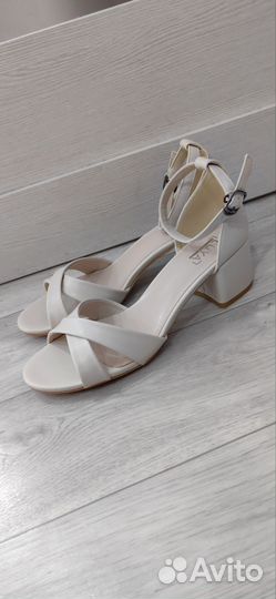 Босоножки новые 40