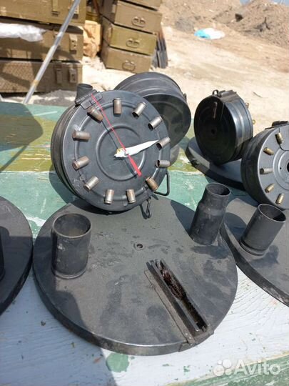 Часы и настольные лампы армейской тематики