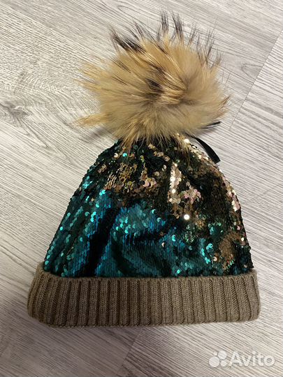 Шапка с пайетками и помпоном