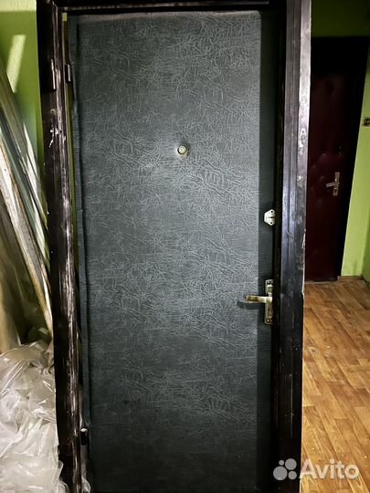 Дверь входная металлическая б/у