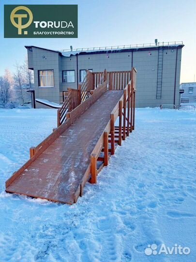 Зимняя горка деревянная