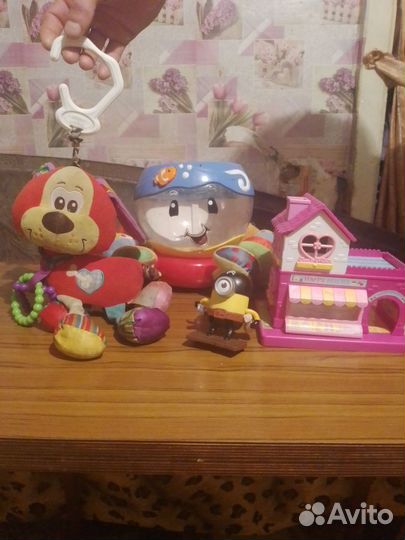 Отдам игрушки, бутылочки и сидушку на унитаз