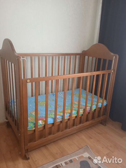 Детская кроватка с маятником