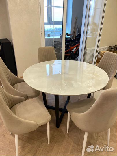 Стол новый из керамогранита круглый