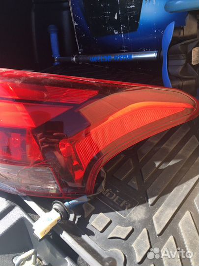 Продам задний фонарь на outlander