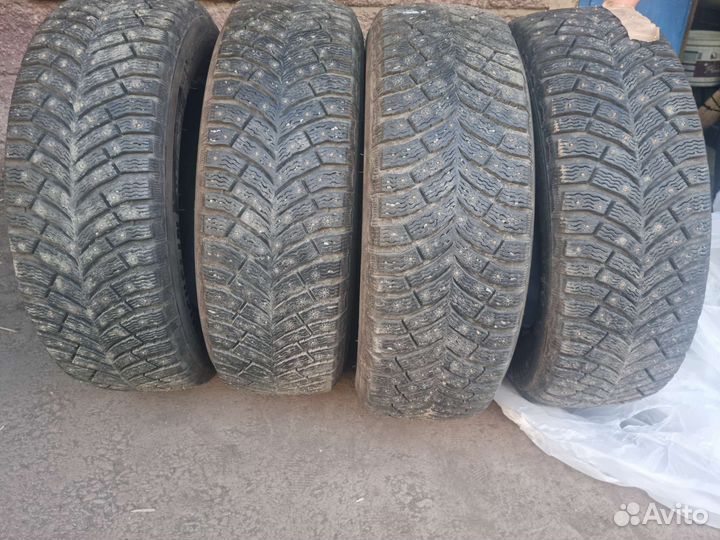 Michelin X-Ice North 4 215/65 R16