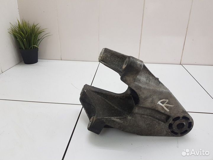 Кронштейн опоры двигателя правый