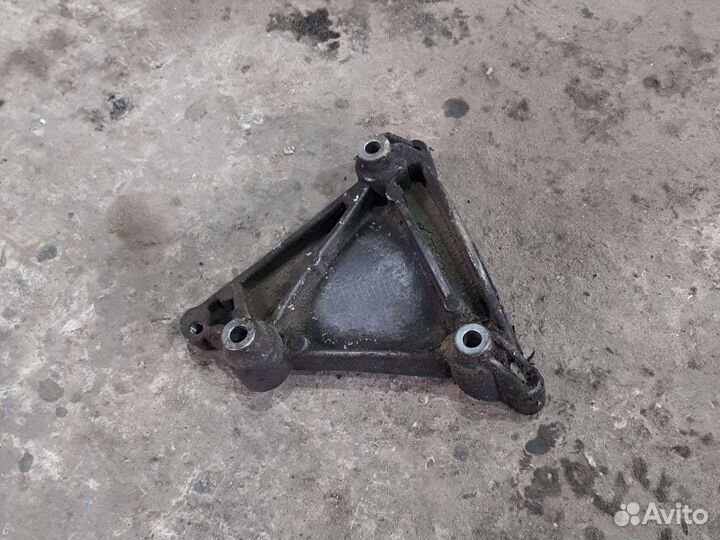 Кронштейн двигателя Audi A6C6 3.2 FSI