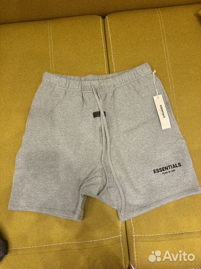 Серые шорты essentials