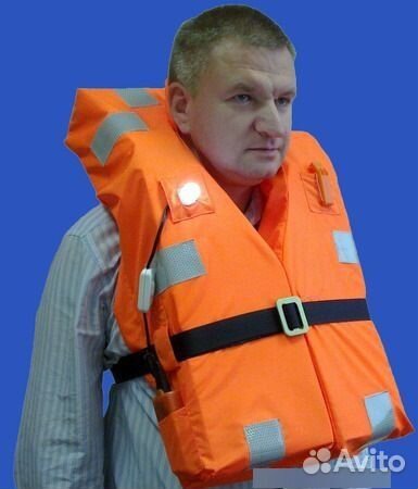 Спасательный жилет со свистком и фанариком