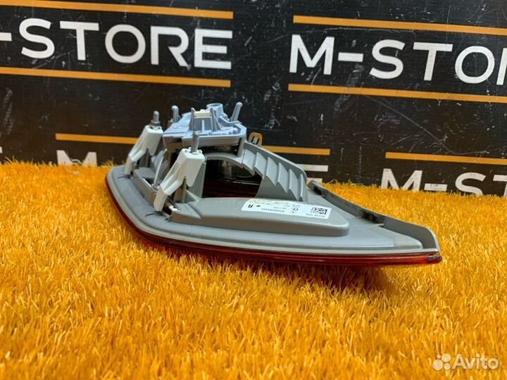 Фонарь крышки багажника правый Mercedes-Benz