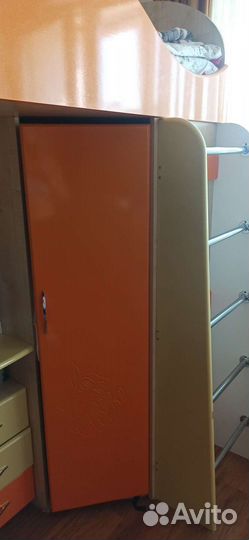 Детская кровать чердак со столом и шкафом