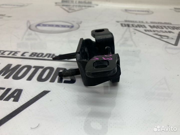 Петля крышки багажника Volvo XC60 08-17 31335292