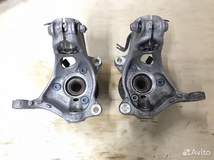 Передний поворотный кулак Passat B8