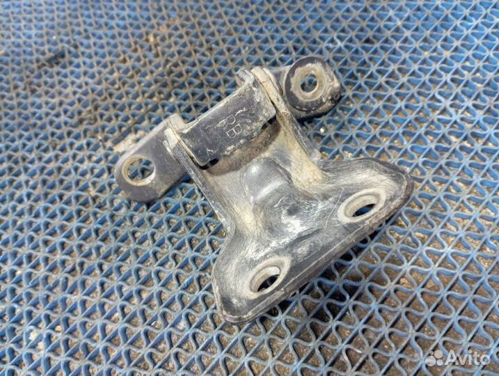 Петля двери Mazda Familia седан 1998