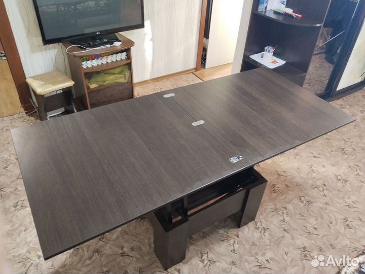 Стол, пеленальный столик, кроватка детская