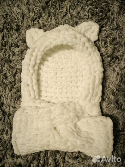 Вязаная плюшевая женская шапка с ушками и шарфиком