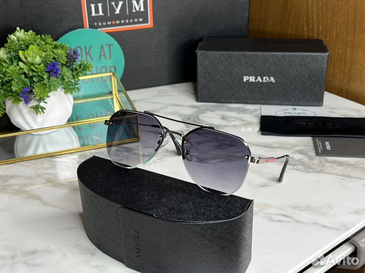 Солнечные очки Prada унисекс