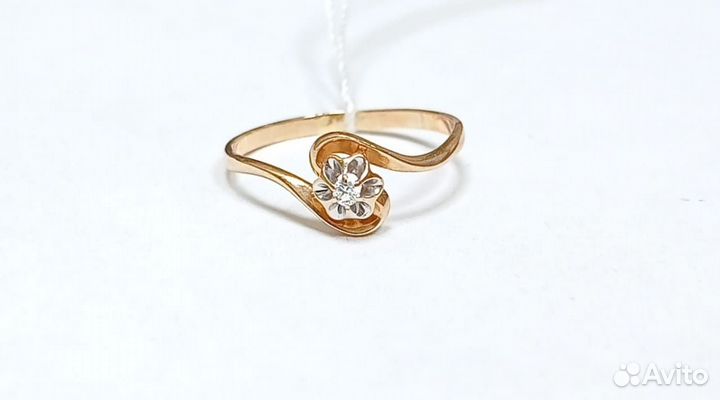 Золотое кольцо с бриллиантом