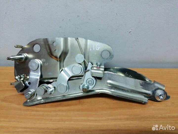 Петля капота левая Volkswagen Tiguan 2 2017+