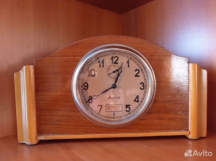 Часы настольные, с днём недели