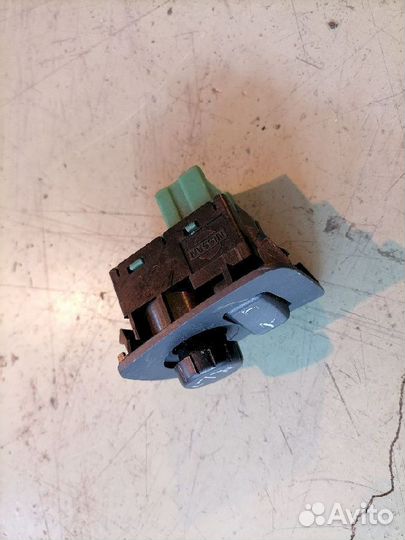 Кнопка регулировки зеркал Nissan Elgrand E51