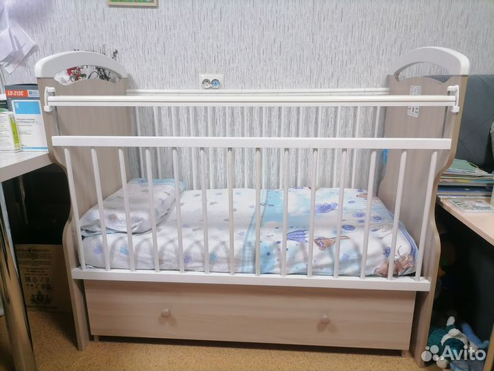 Детская кроватка с маятником