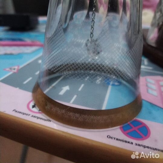 Деревянная стойка с хрустальным графином