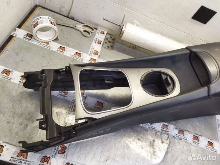 Консоль Toyota Avensis 3 седан 1.8 2ZR-FAE 2010